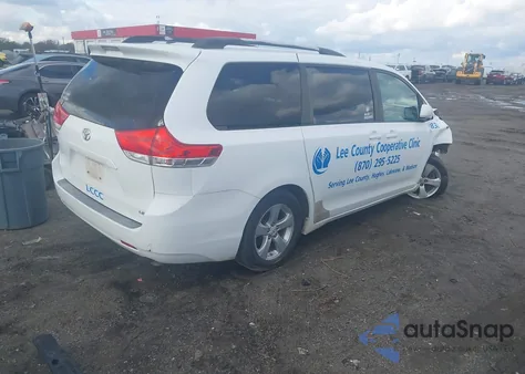 2011 Toyota Sienna Le z USA, uszkodzony, nr VIN 5TDKK3DC7BS140264